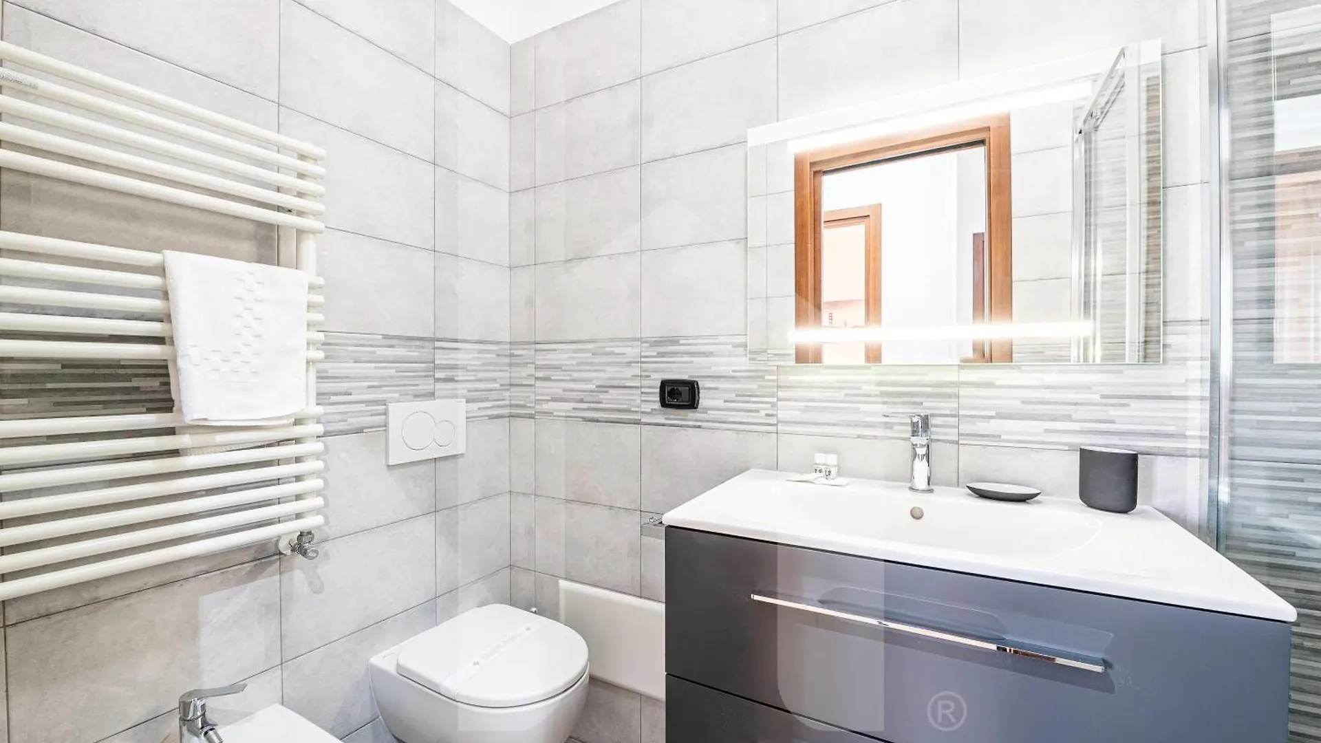 Homiday - Pisa - Elegant Apartment- 3 Camere 2 Bagni 0*,